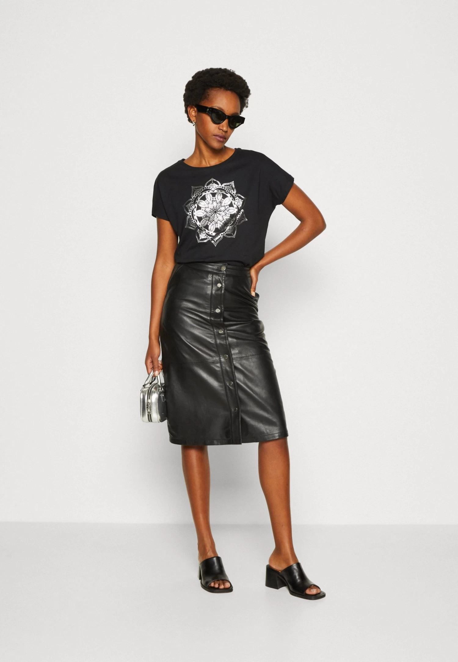 Anna Field Print T-Shirt - Black 4 Anna Field Print T-Shirt - Black - Image 2